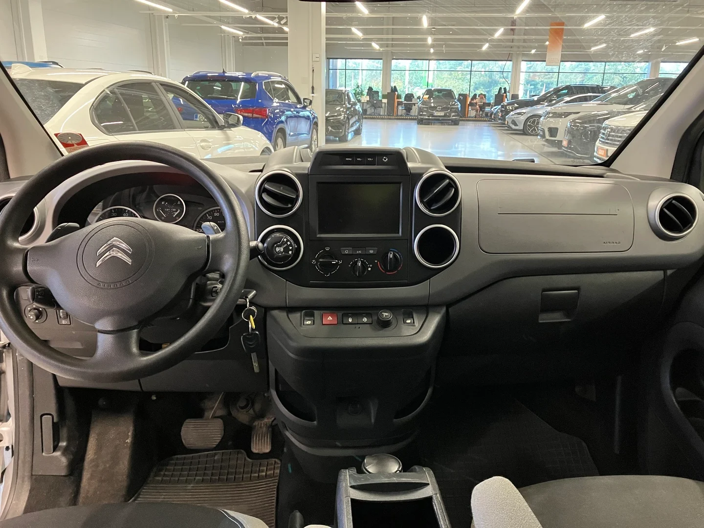 Car Image - 4uqXq1a98Zolva90HQLhQk