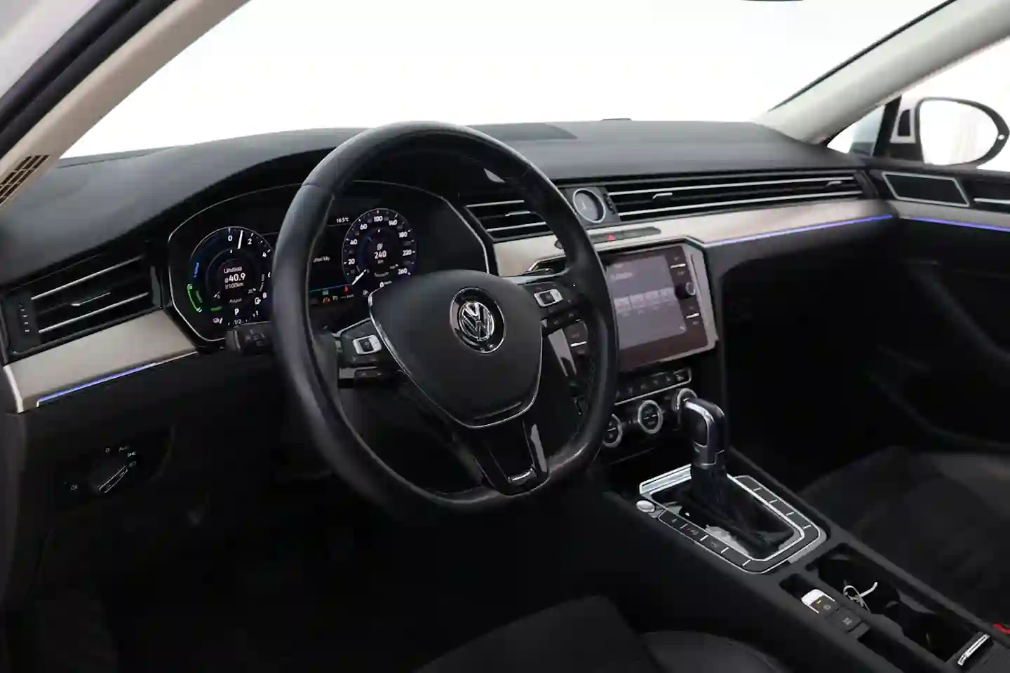 Car Image - lBR5ESRuWylDzrfegbe4F
