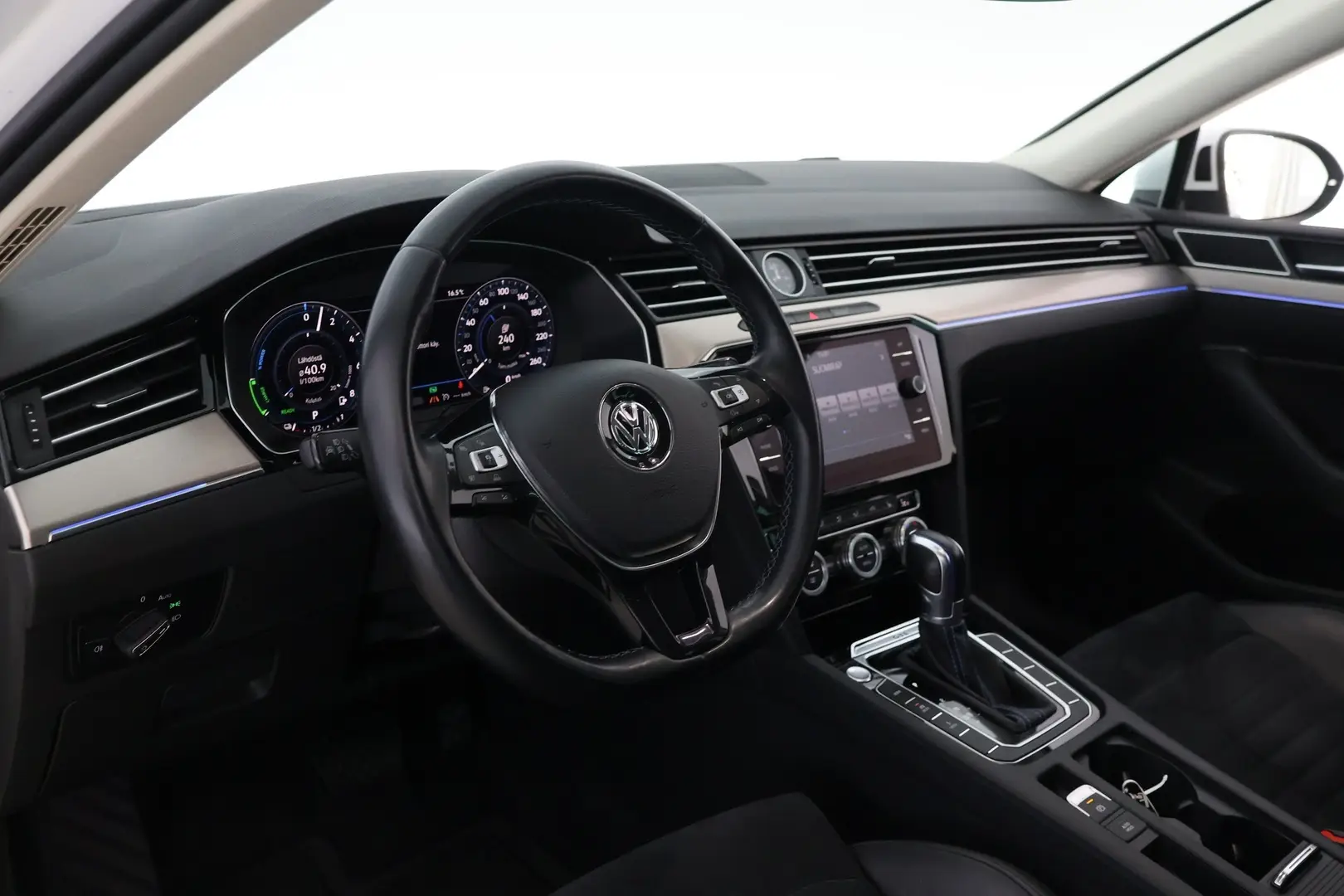 Car Image - lBR5ESRuWylDzrfegbe4F