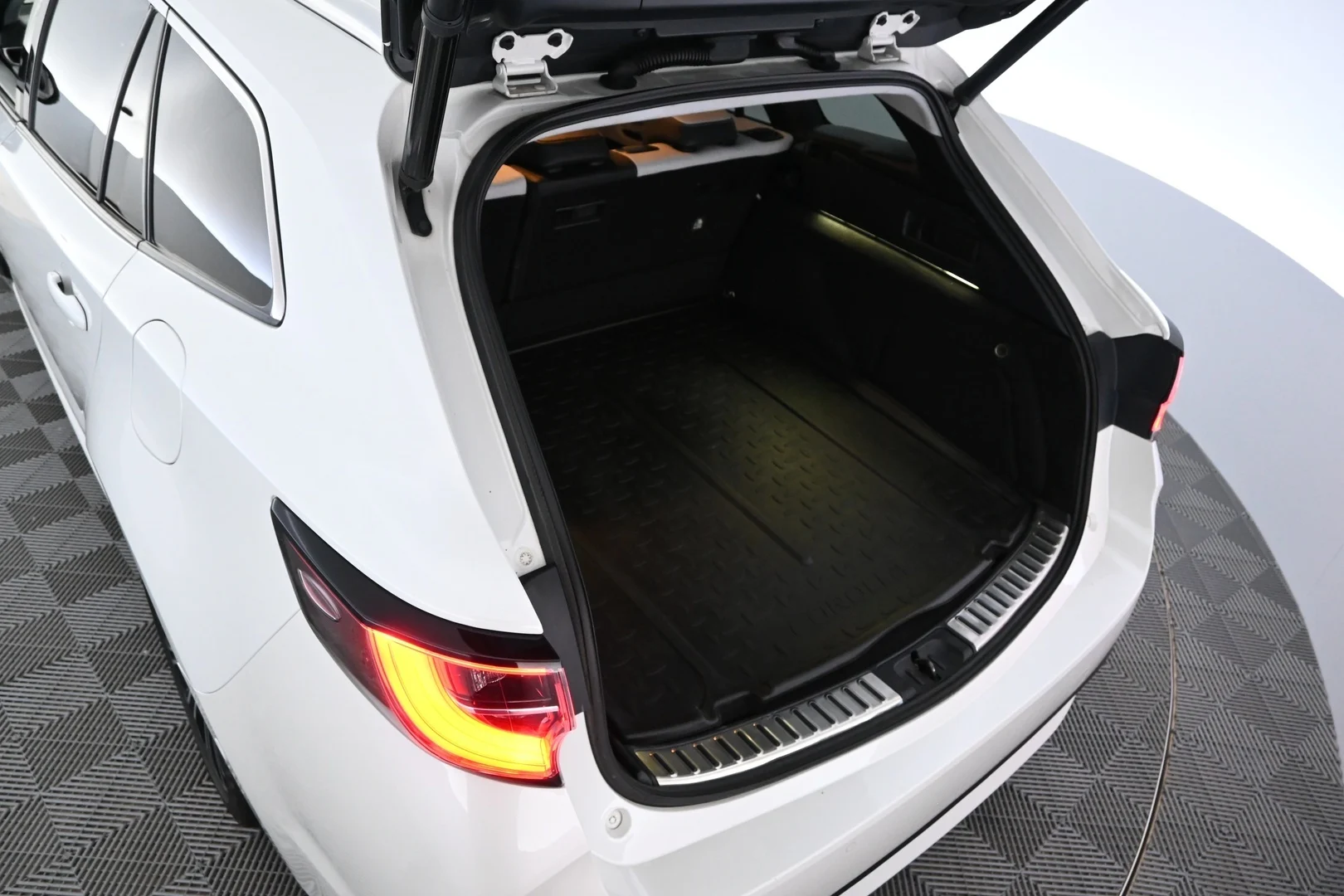 Car Image - 3MA4ACZvyUNNGXO9PeNb7z