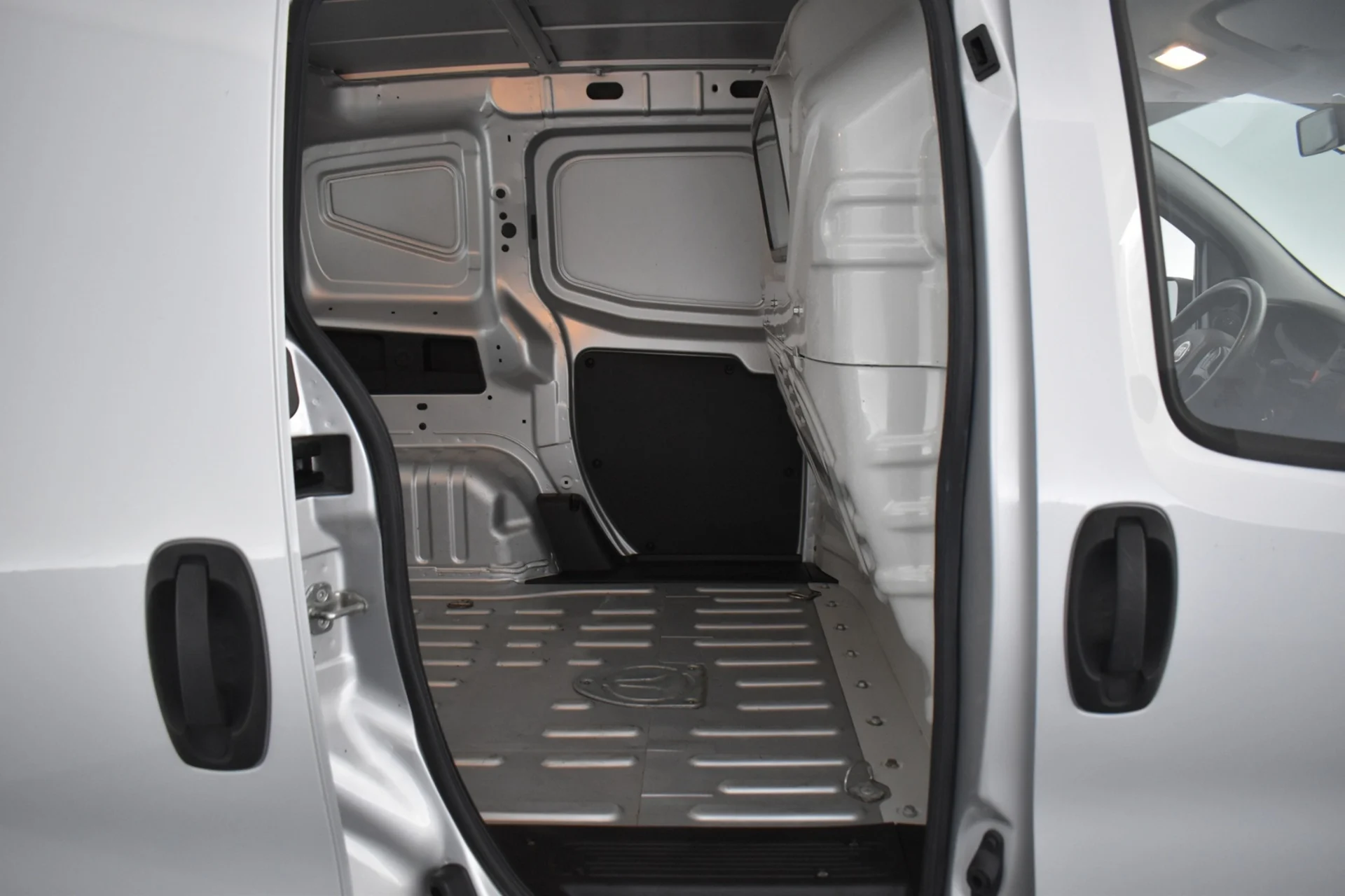 Car Image - 2xJPEavCjOPXiBxy7RZ3Db