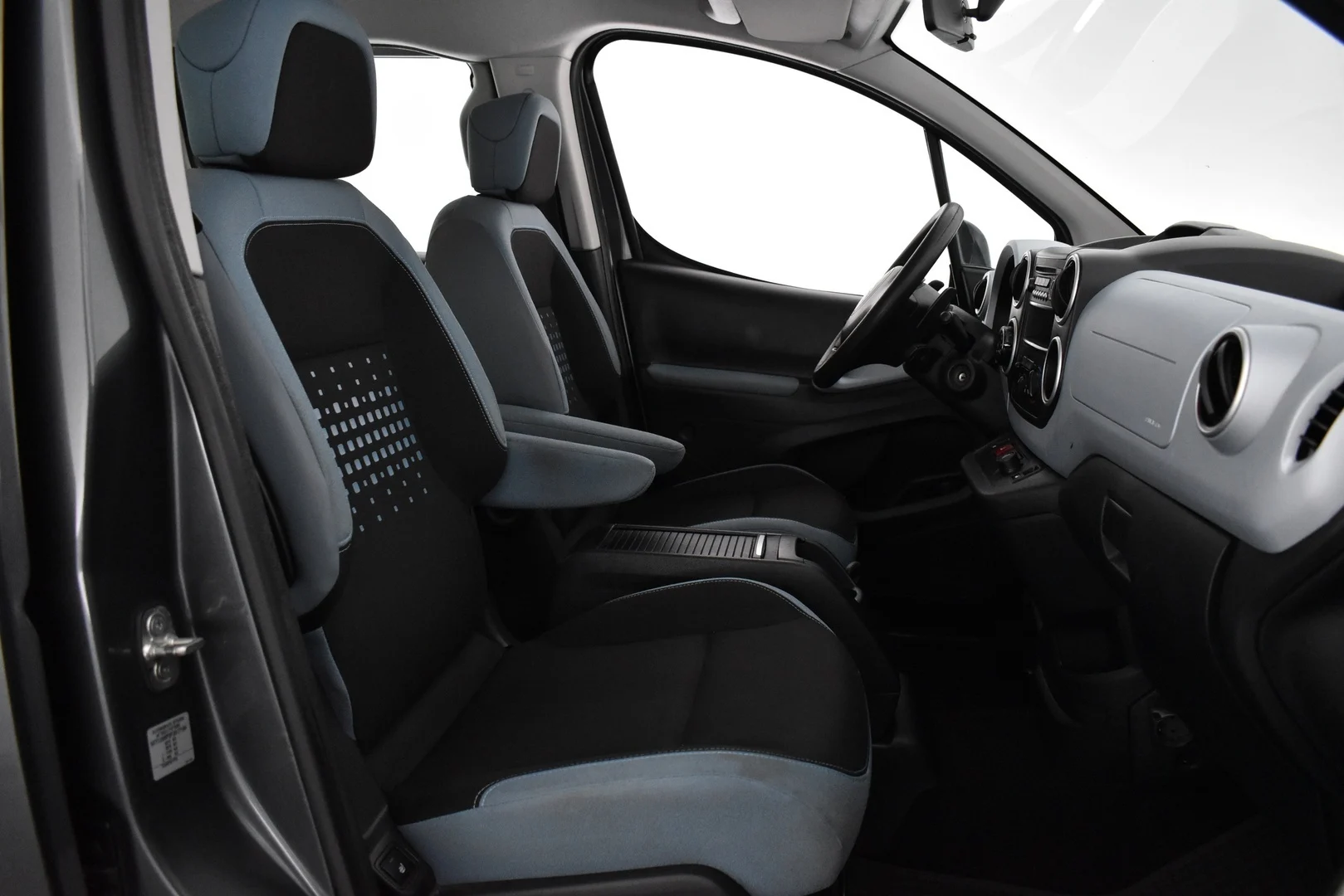 Car Image - 5YYv9ix5ENtkdeYH74uKOK