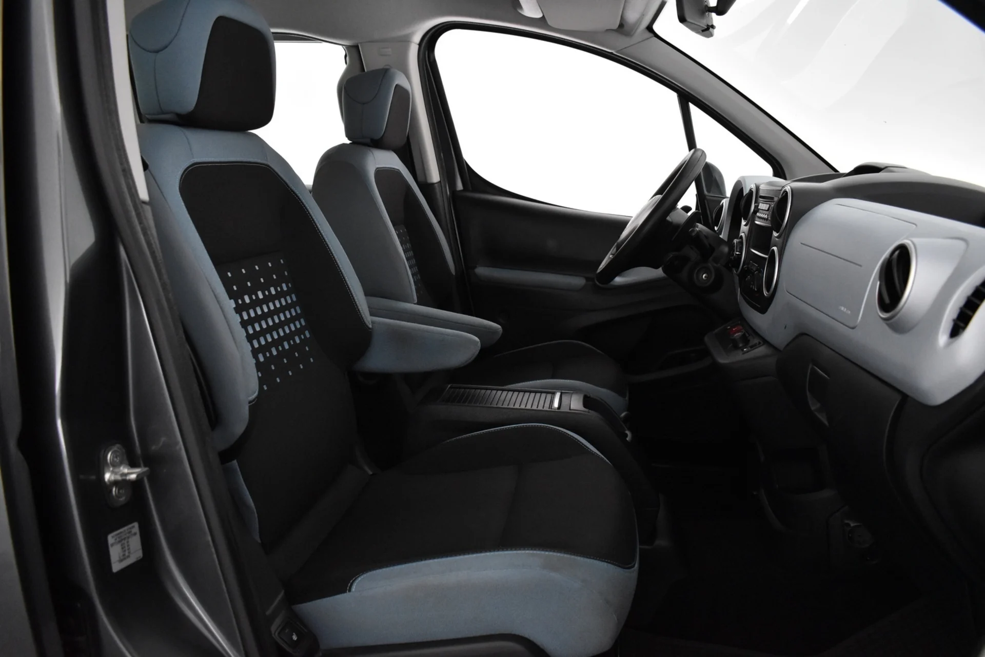 Car Image - 5YYv9ix5ENtkdeYH74uKOK