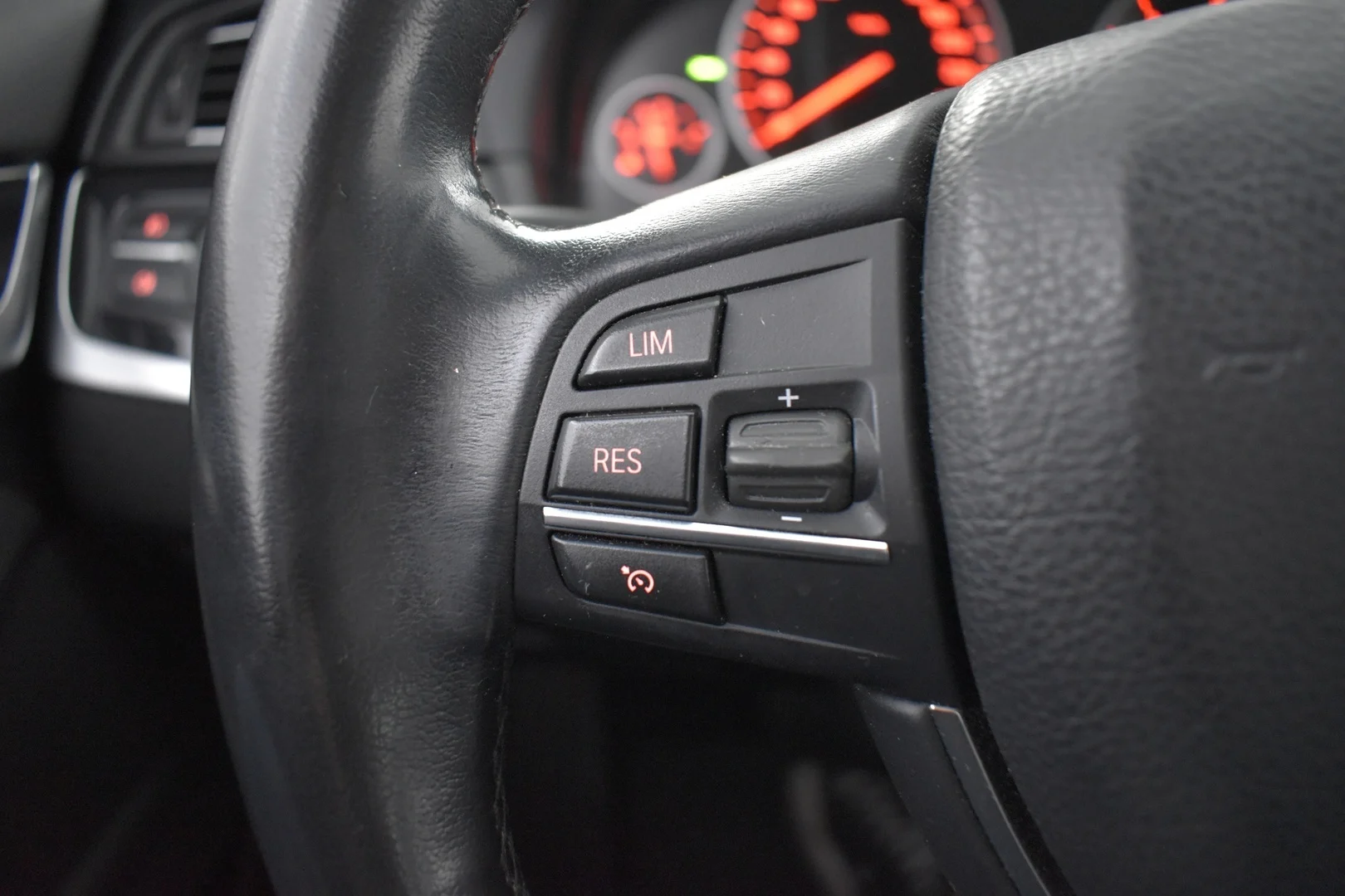 Car Image - 6ue8et1eVlXBI350VMGM07