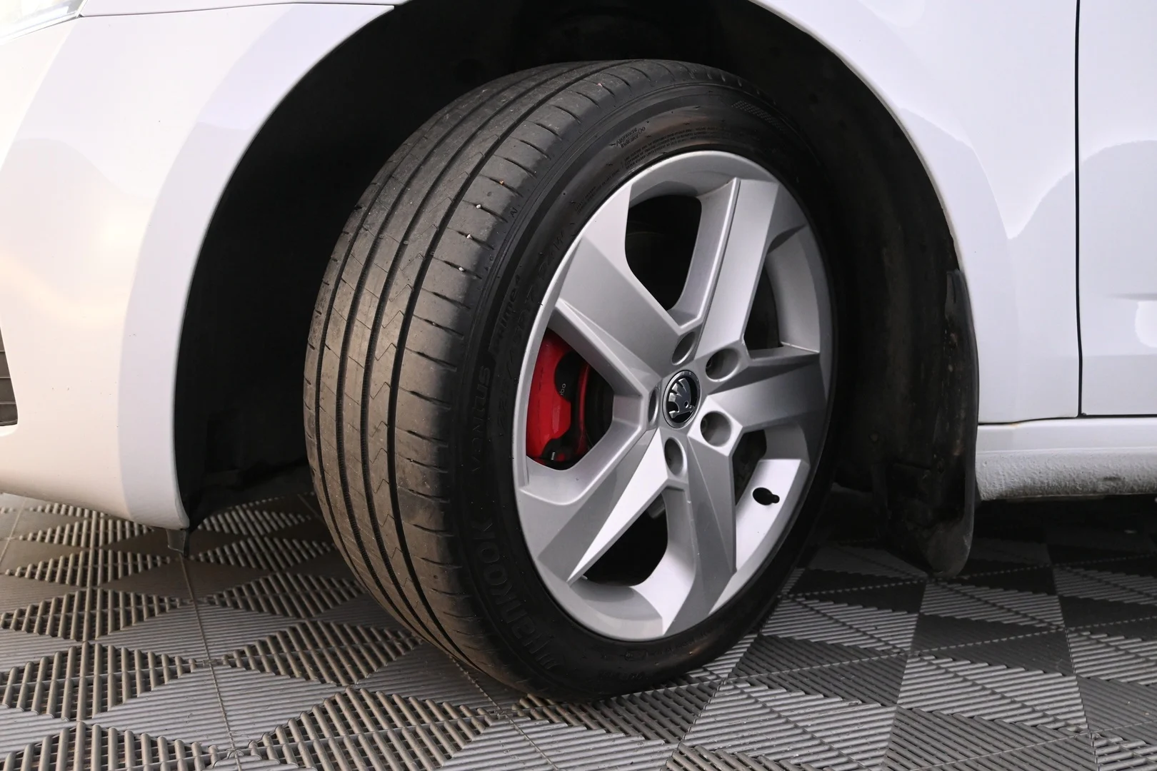 Car Image - 1YovOHW3QaEarbbtDP9Ac4