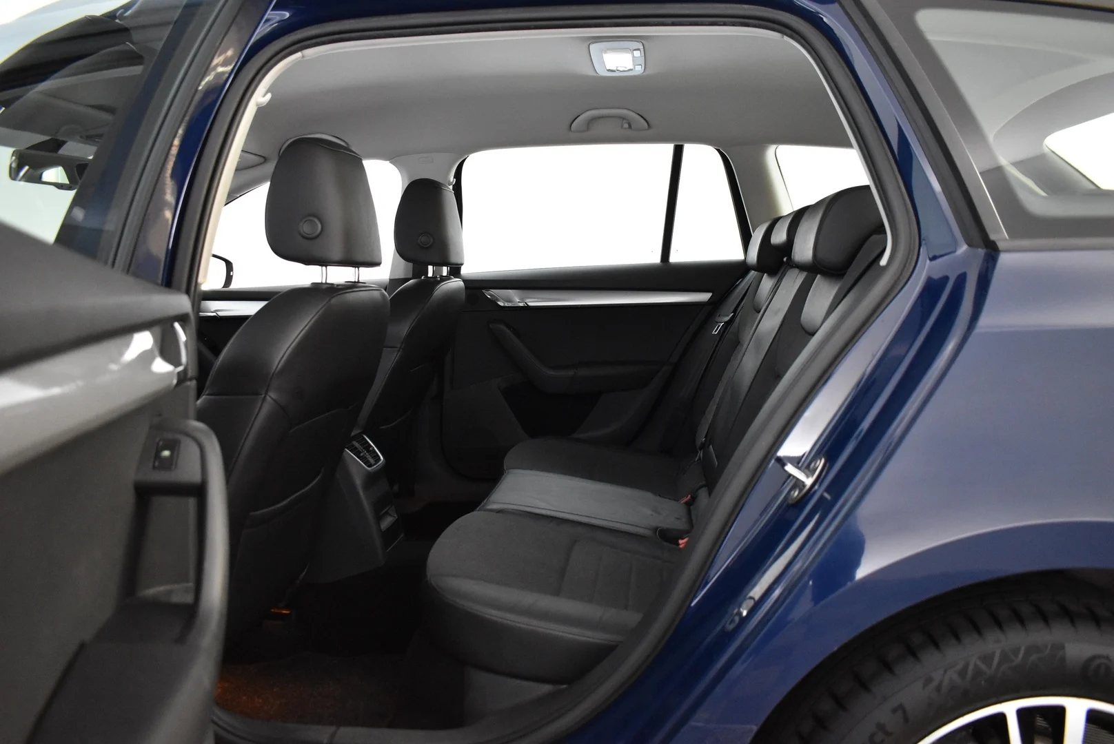 Car Image - 2ev18Zb02CMD920PFdtHk8