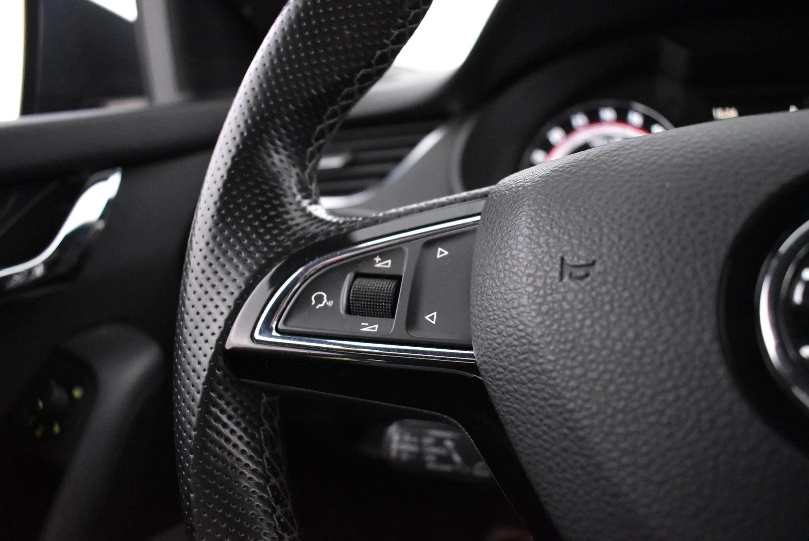 Car Image - 6oKzbfrQbooaz7rsUARz6u