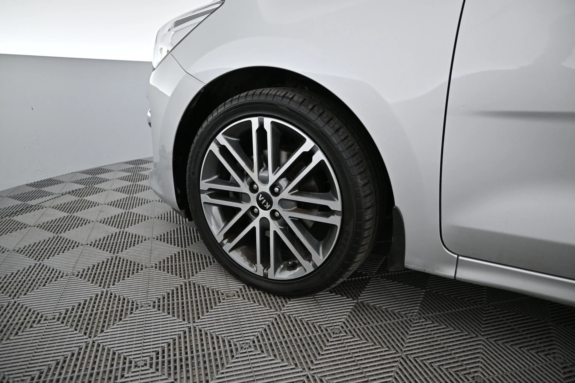 Car Image - 1bu1AvvQYn1nCqyM9FqKtN