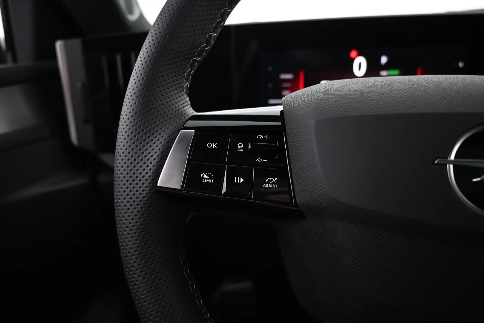 Car Image - e2byUTi1a1cwCr7KkBxIm