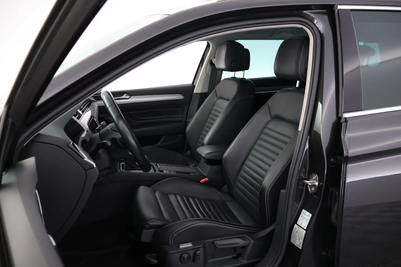 Car Image - W8VJwihnkg52nay5dYEd9
