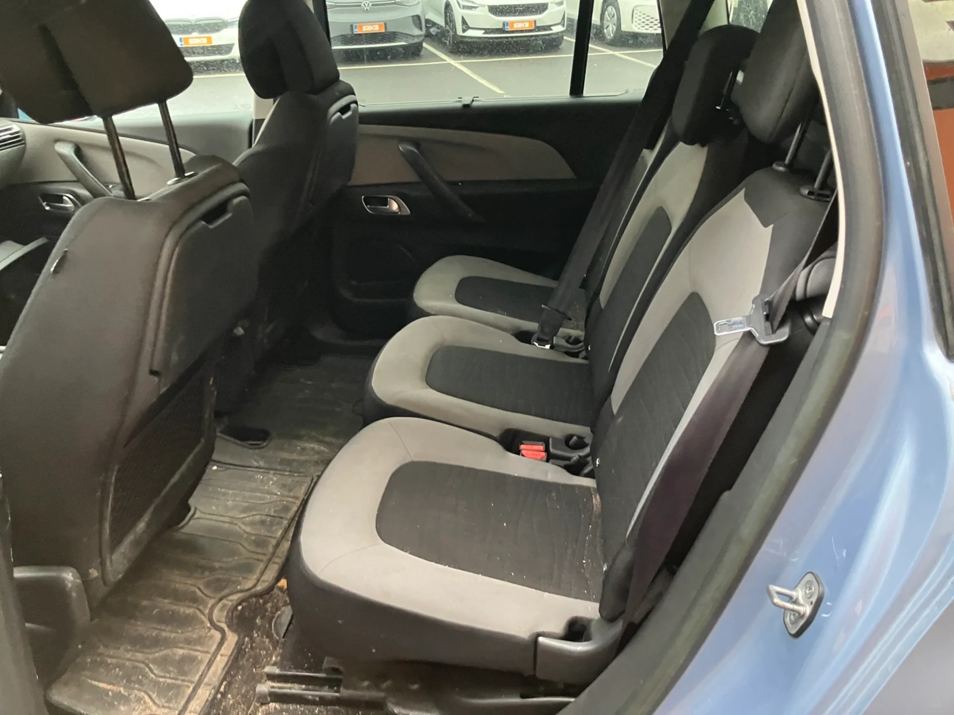 Car Image - ojtgYDbJjVusnmhPzNYu2