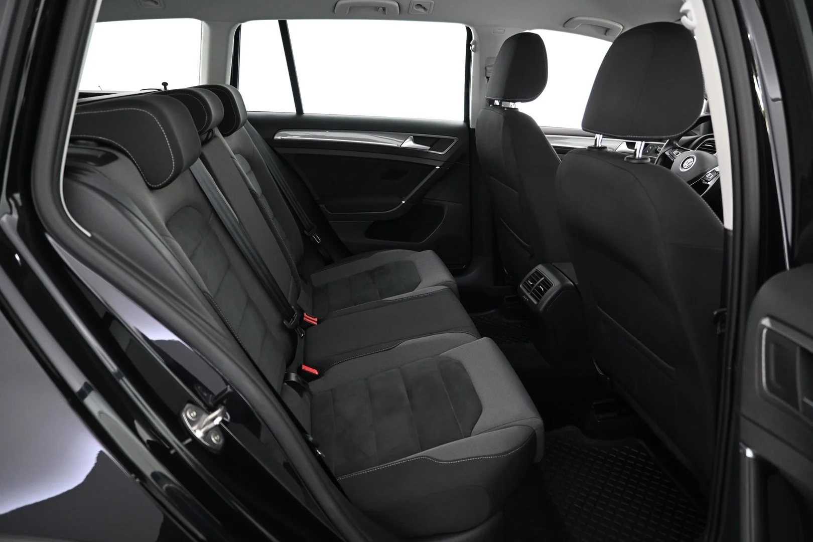 Car Image - 6nU3Ot2i98qwVUFoIeYMtM