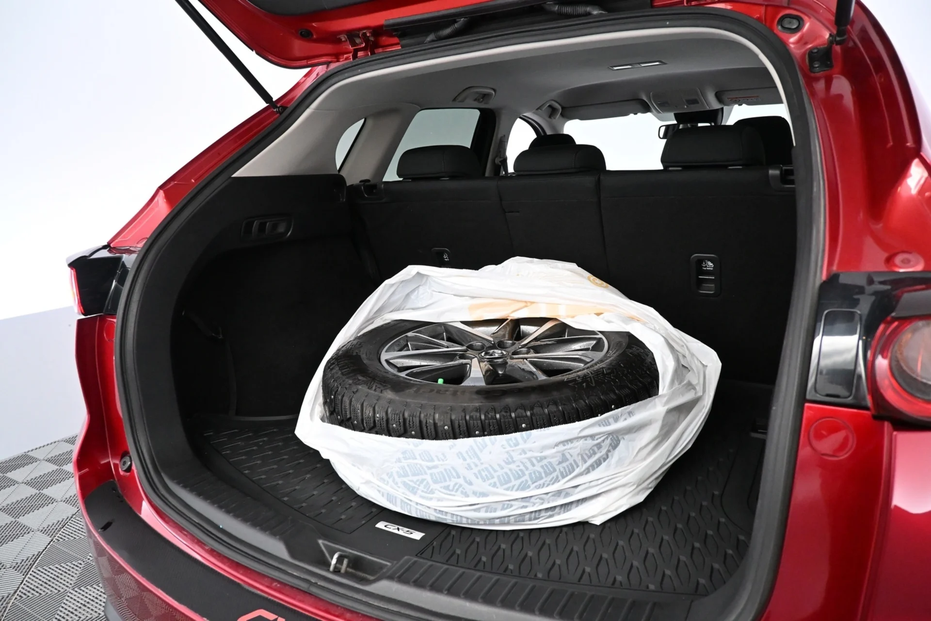 Car Image - V8Luium5qRcEuTjS9PJh5