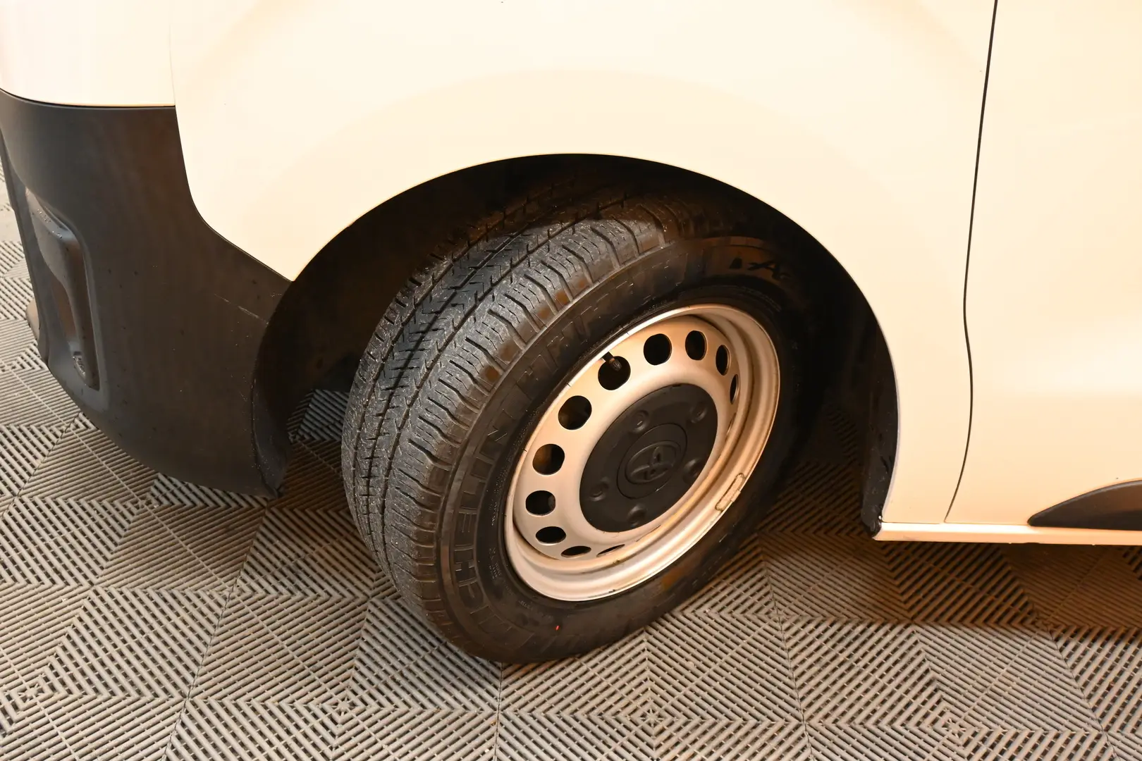 Car Image - 7KtFOmeqovozXjQh35xxw1