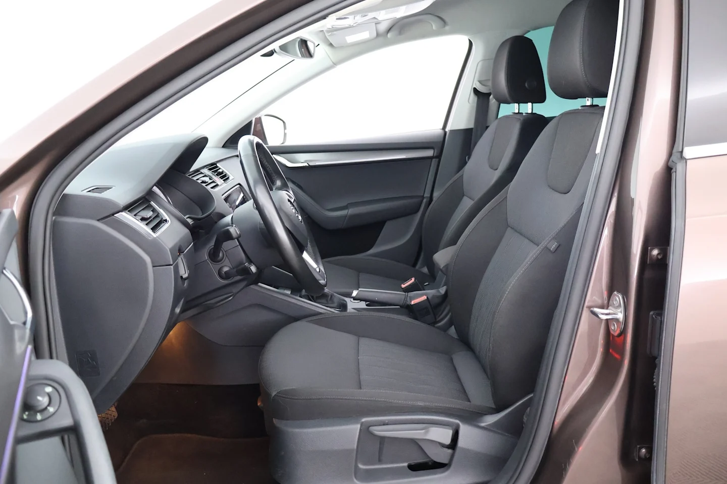 Car Image - 2Cu1FlpKUmKCrylVlgQE1u