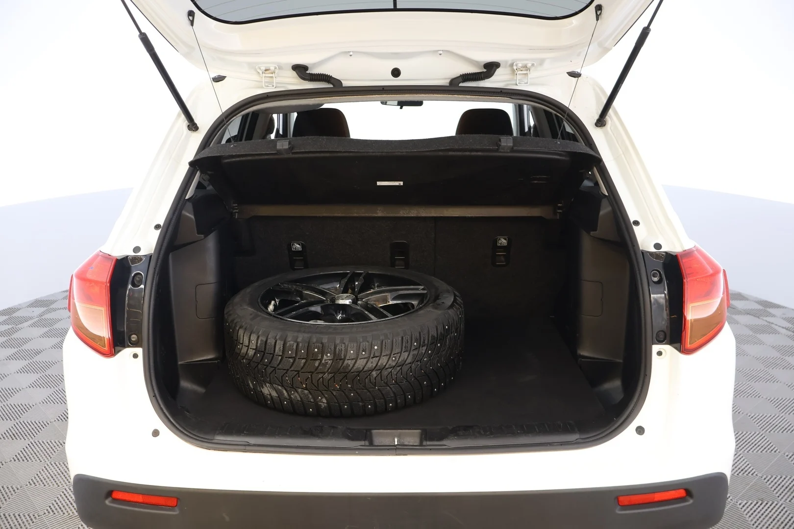 Car Image - 5vV9mDKHjTd5xYI96IlWm9