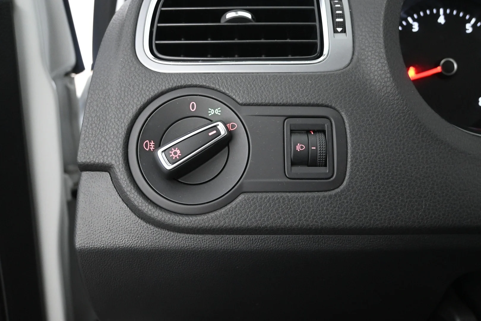 Car Image - 4otyeiZn7D9dzddEOqSf65