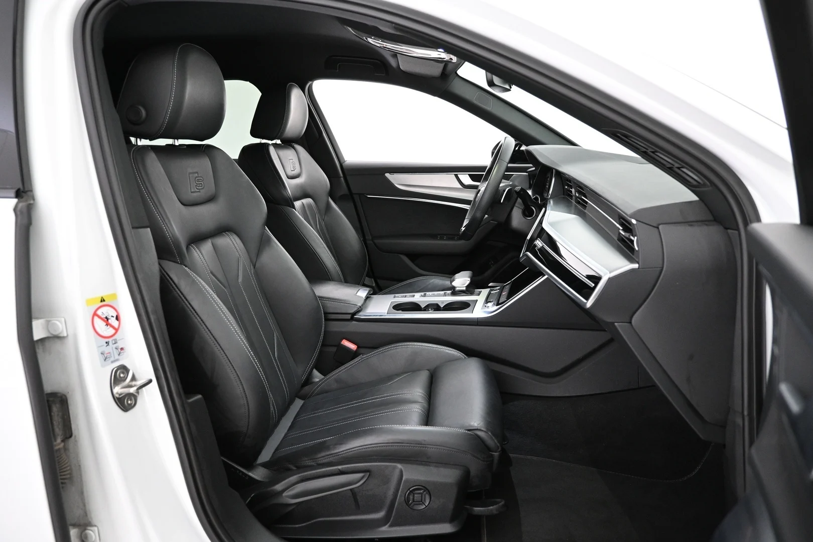 Car Image - 6yLeJR5cqTT8aHlxeuHXbr