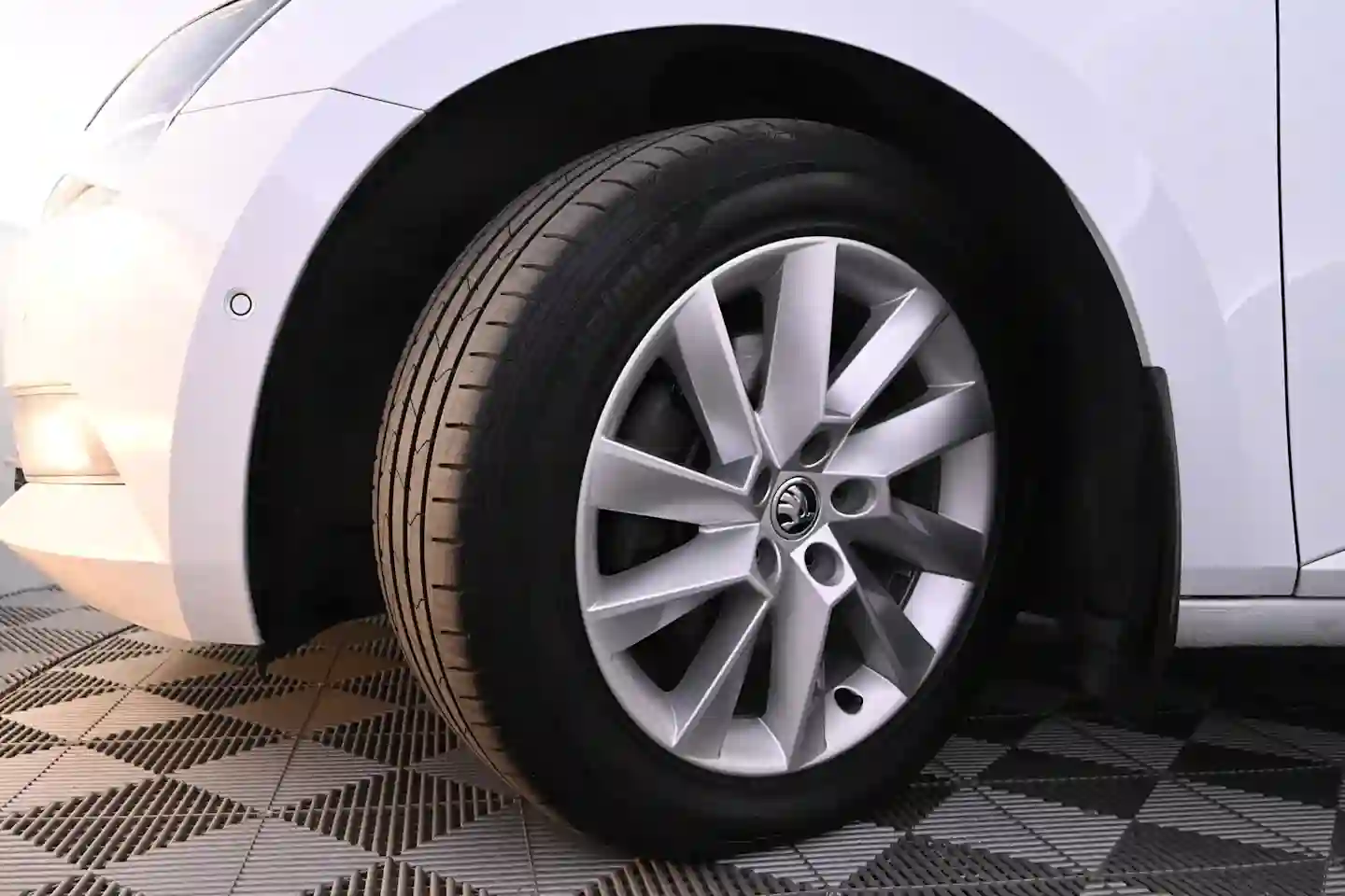 Car Image - 6ZrFRFYFGNBPKJ3rYwrZNL