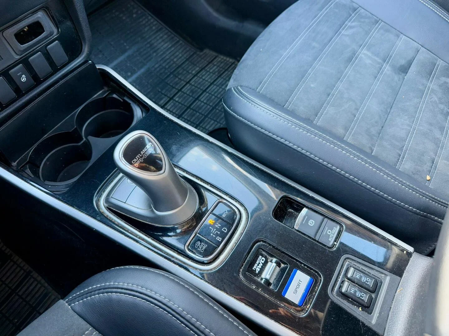 Car Image - 3SLFdLQ6mRklTEAM3xLRCX