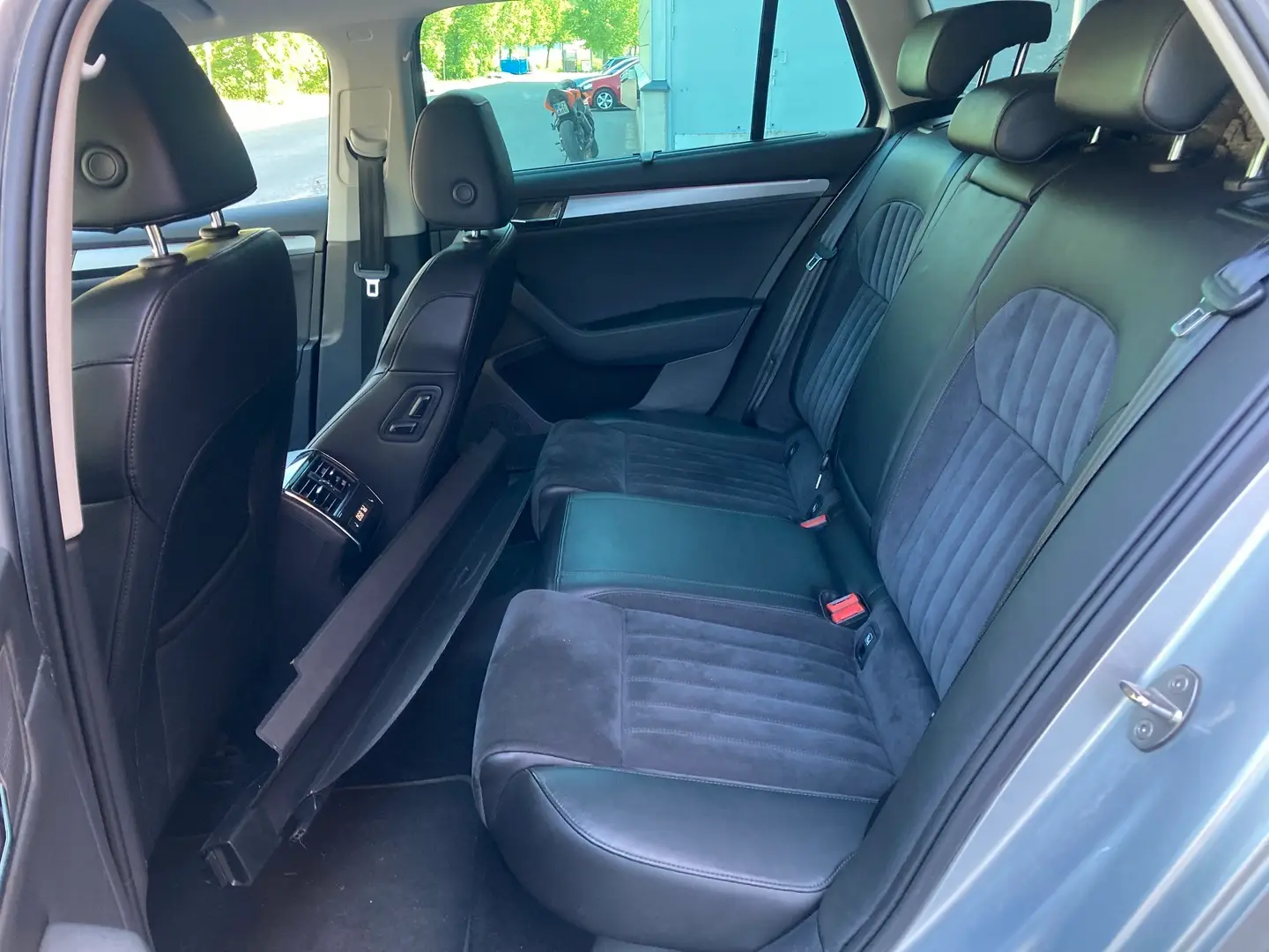 Car Image - 10NYLuMF3T2dVnSkDqeNfB