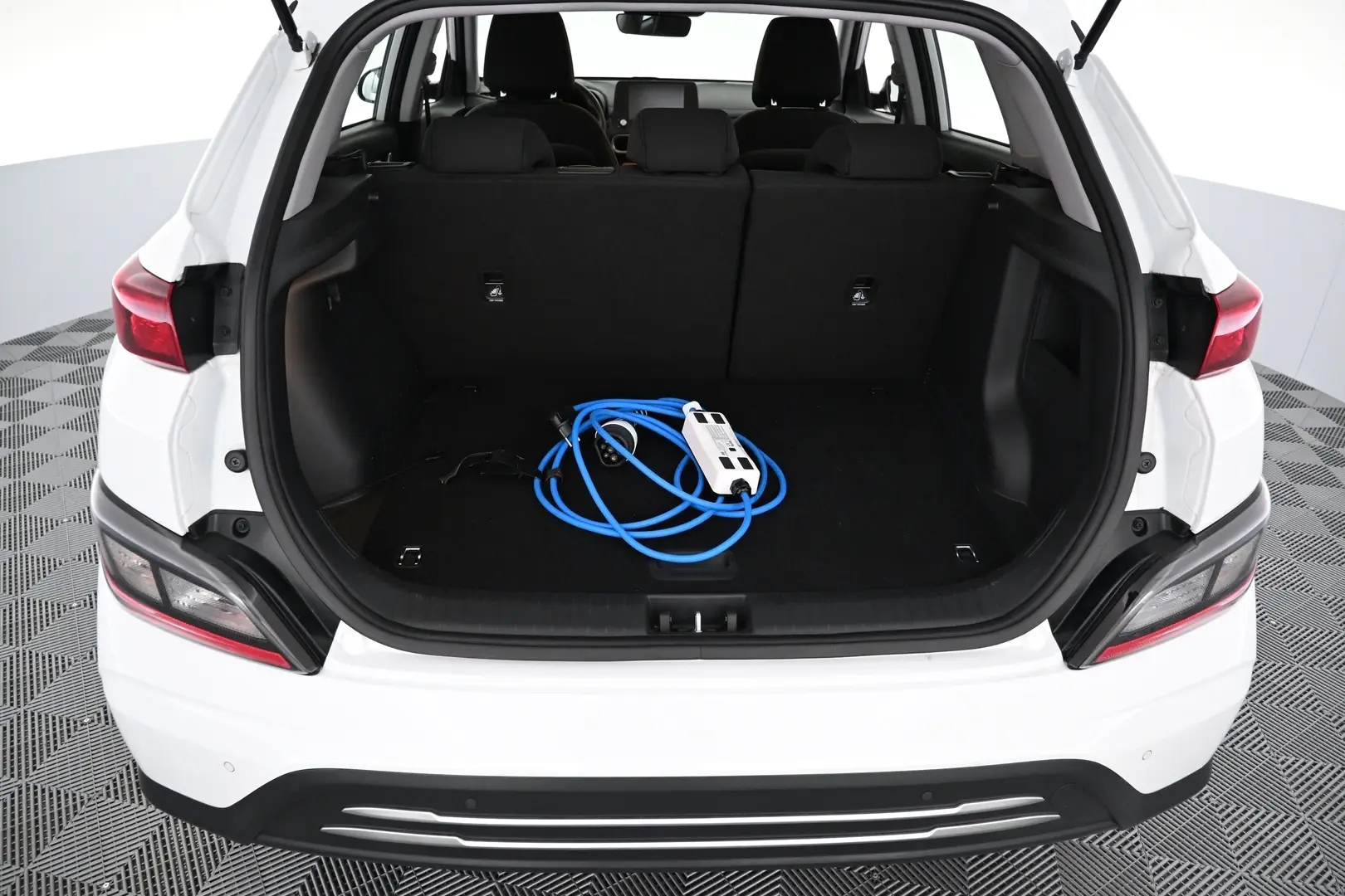Car Image - 3xOYNEFhY1pDGMY0WYFRen