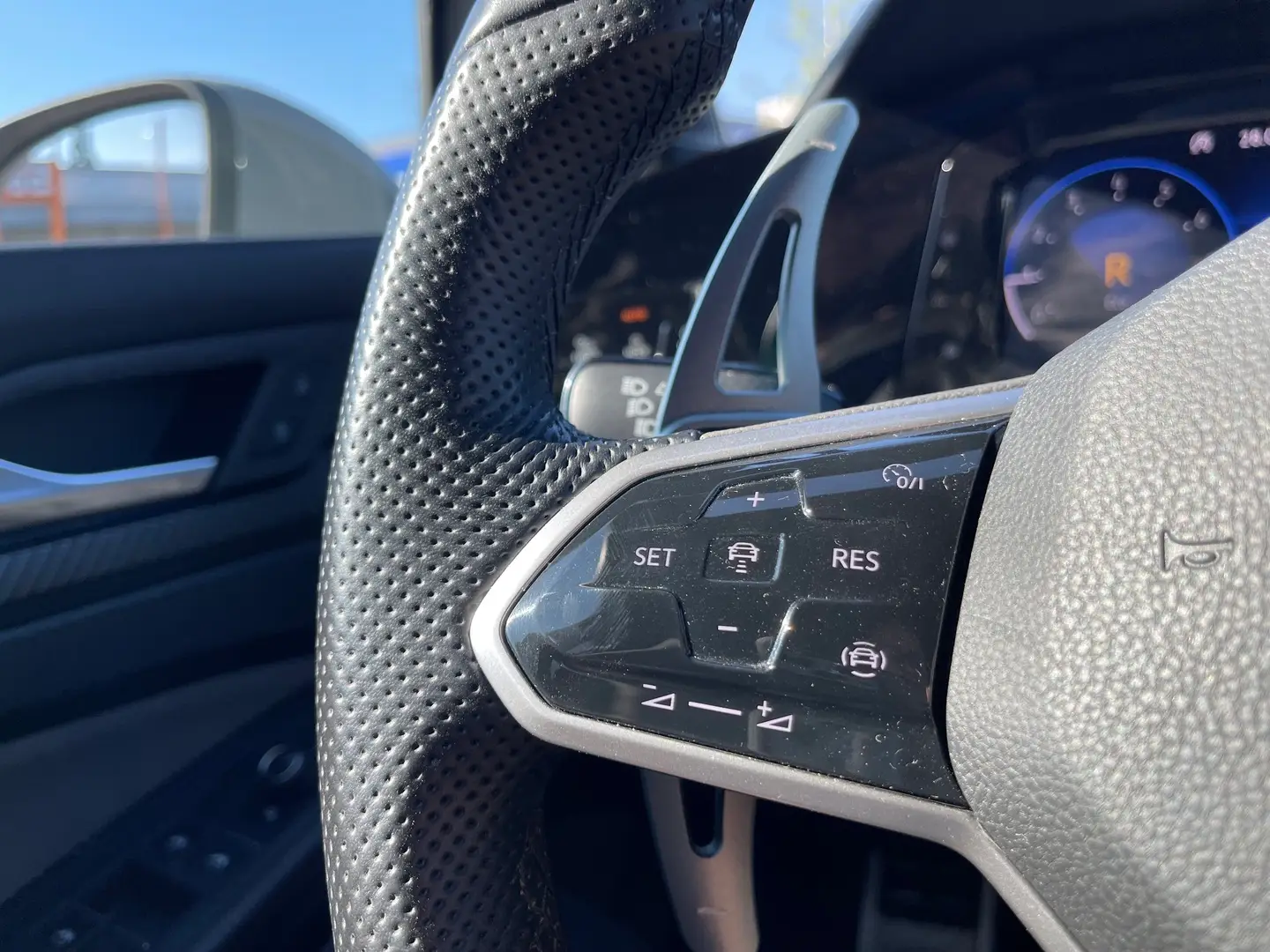 Car Image - Vqq2jIEHEFEEZIMRLcYbS