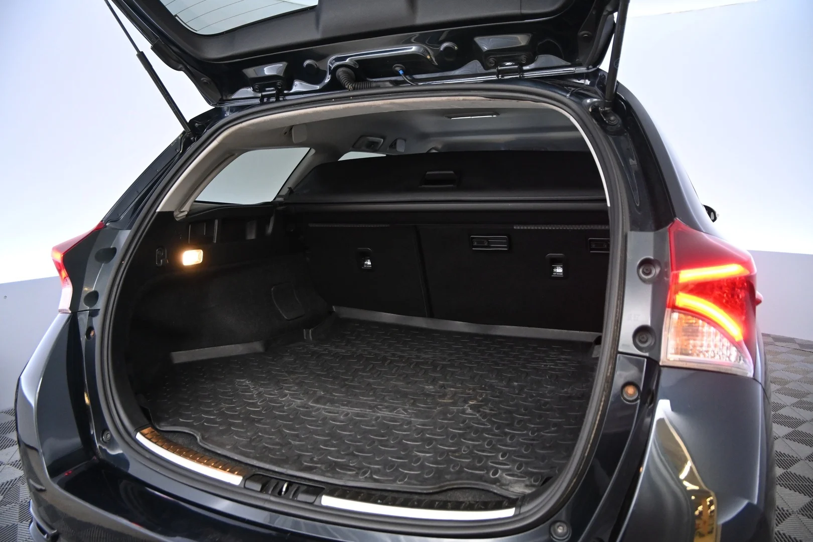 Car Image - 4VmbaYHbhEGmpSDLlTG4iM