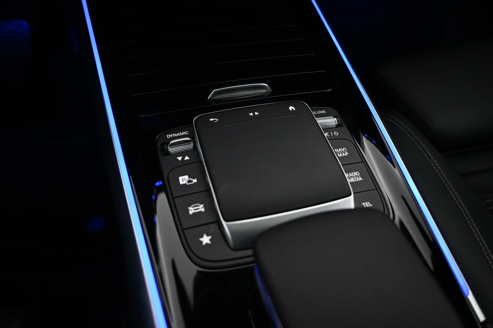Car Image - 1iQSBJdYqNih1xdcP6XMuL