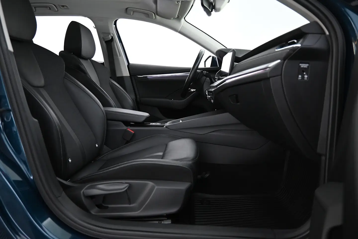 Car Image - 6CYiivnPxrrJjA8Qp4qq6s