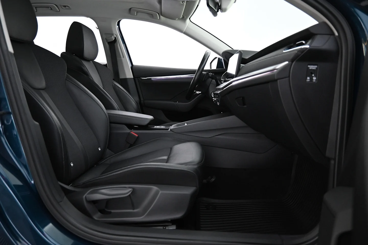 Car Image - 6CYiivnPxrrJjA8Qp4qq6s