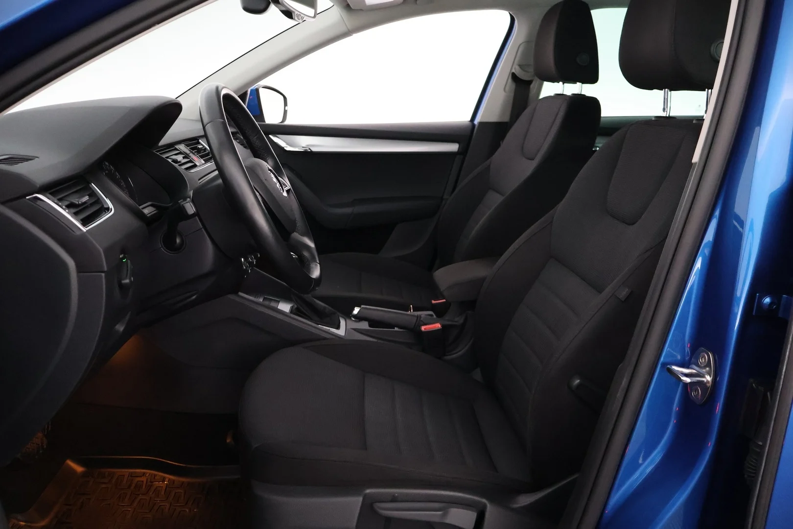 Car Image - 6Lm6AhTGhhcbybnQITl4iu