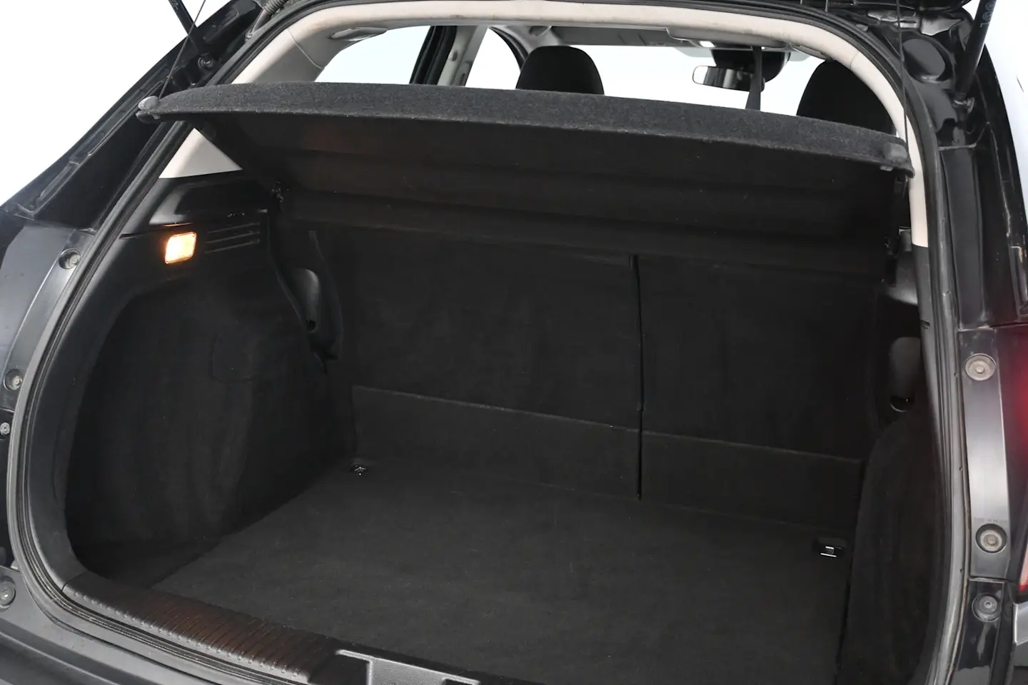 Car Image - 48MO64raa1atqnI1A7fU4F