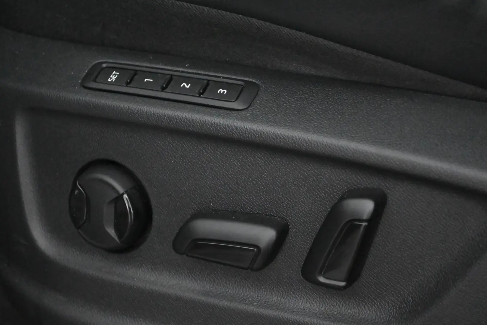 Car Image - 1lgOXsAKYKM1xOmFq3Tg5b