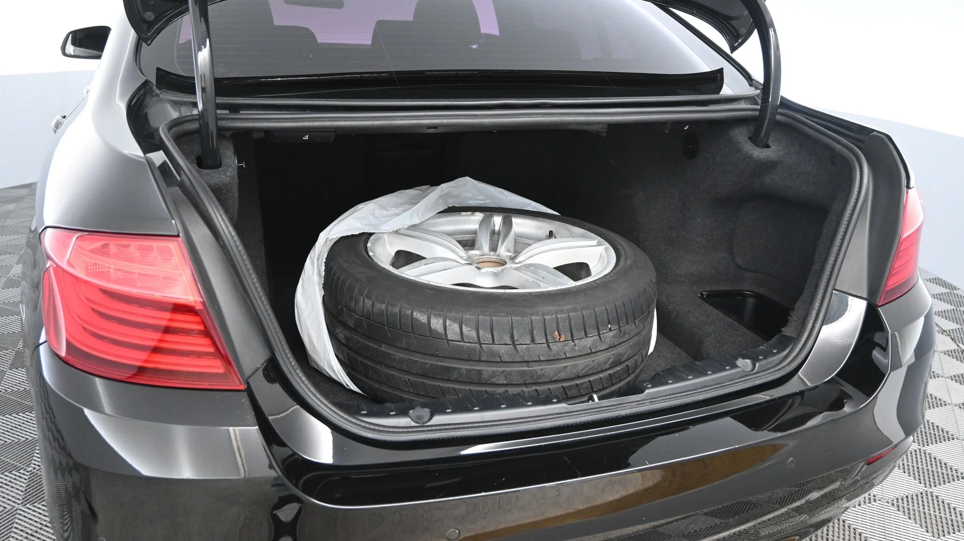 Car Image - PlbhDa2xeYvHOSfso2iNJ