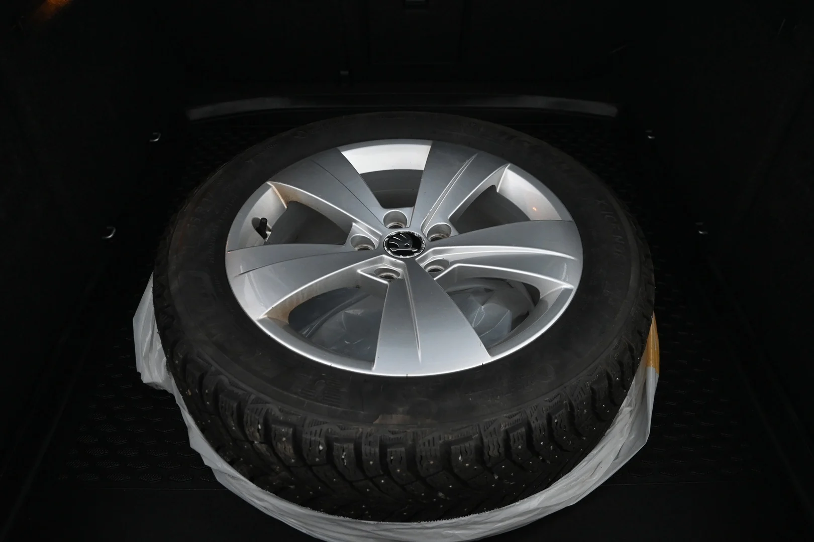 Car Image - 6XZVtdzalnVcU9aAkWDR0P
