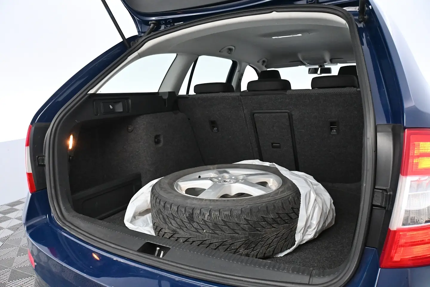 Car Image - 5ArKUb0eBEtdTCjbCAXT1l