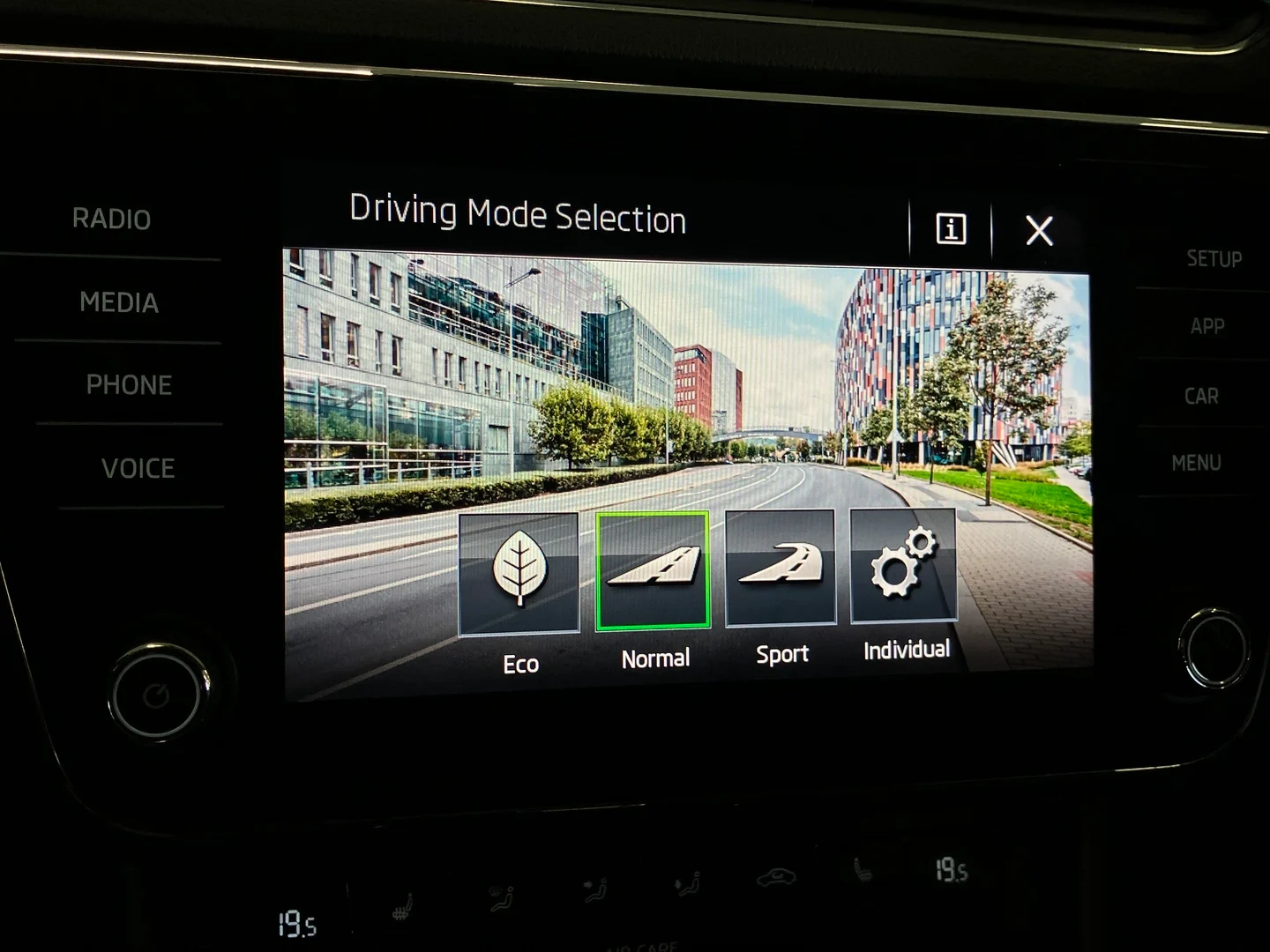 Car Image - 7ewUn65YRg5mT2sRSL8o1L