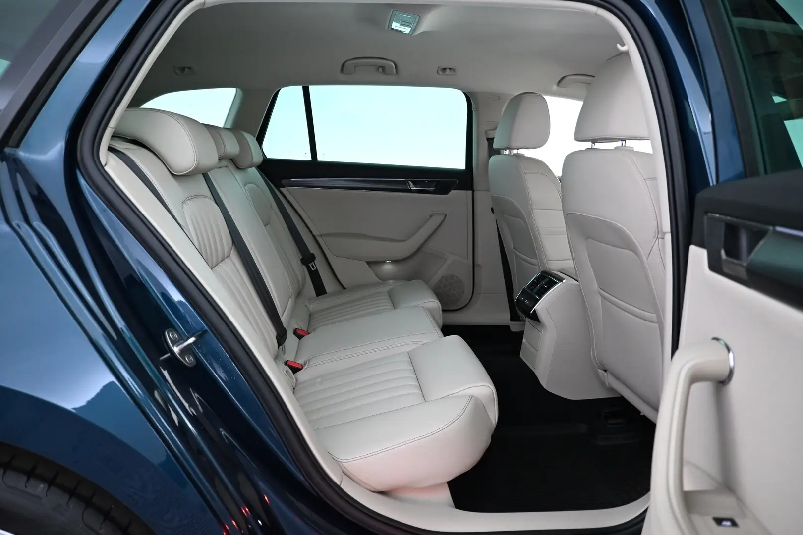 Car Image - 2sfBEFXzBDiBLKB4q5M40j