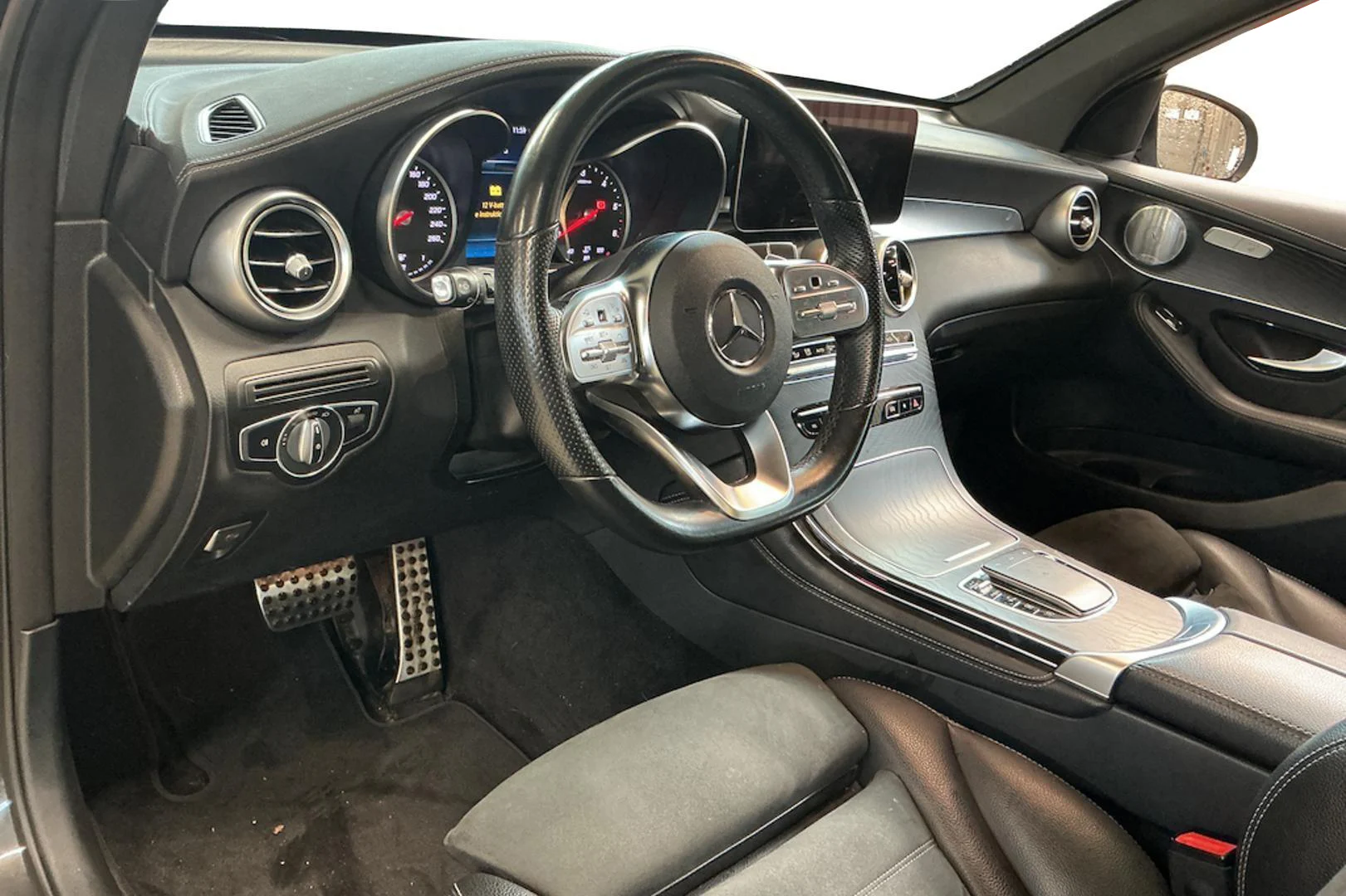 Car Image - 4AEUFbFdGPUCouDgjZ0xl1