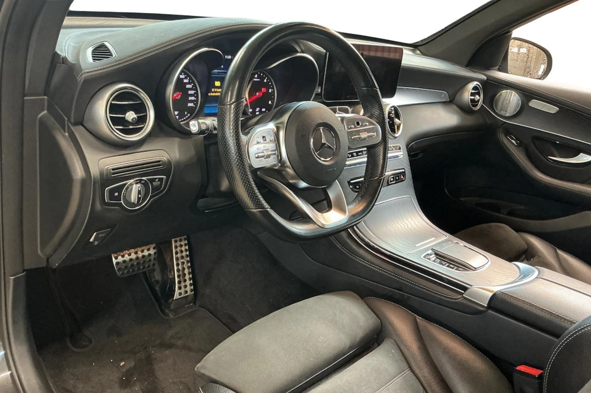 Car Image - 4AEUFbFdGPUCouDgjZ0xl1
