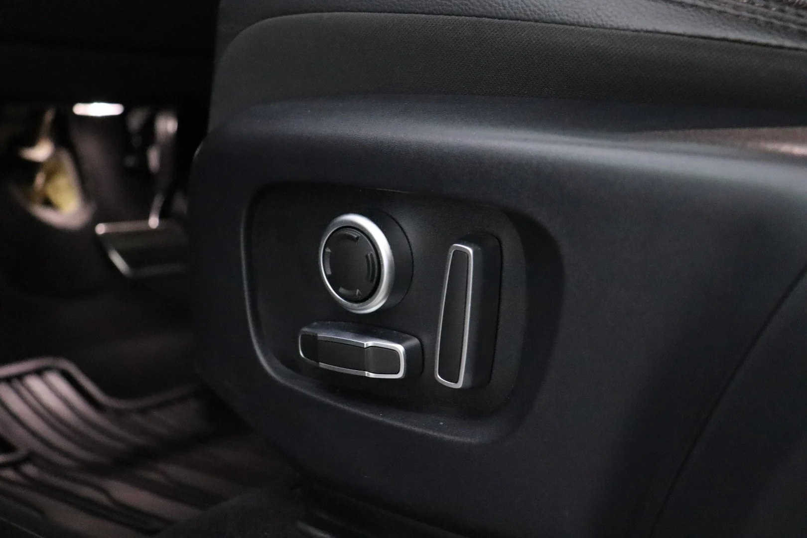 Car Image - 3RVLkajmiR2pOAFxQ8GjBO