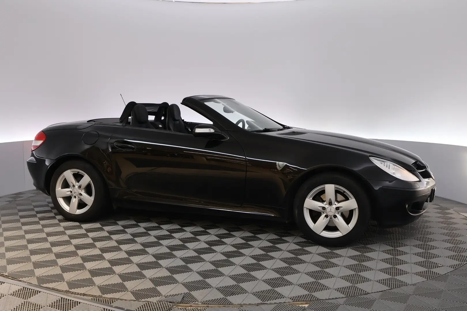 Car Image - 5CYg7B1afyyczUASzCwrWe