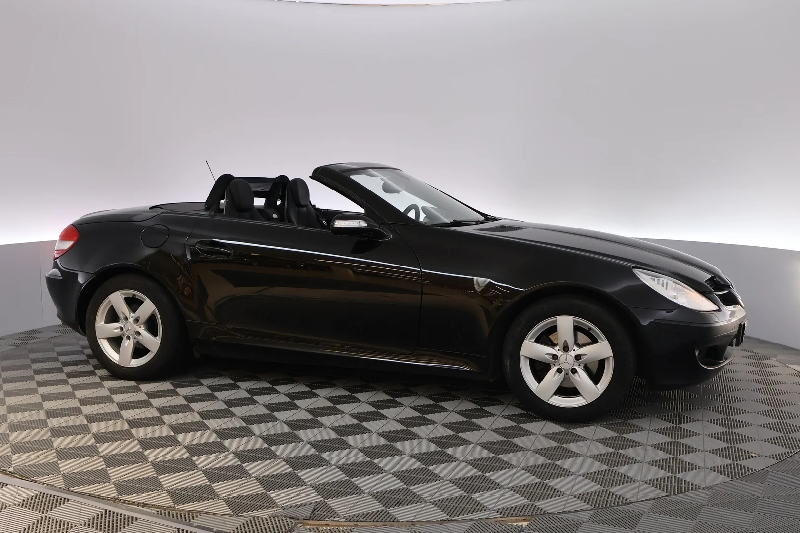 Car Image - 5CYg7B1afyyczUASzCwrWe