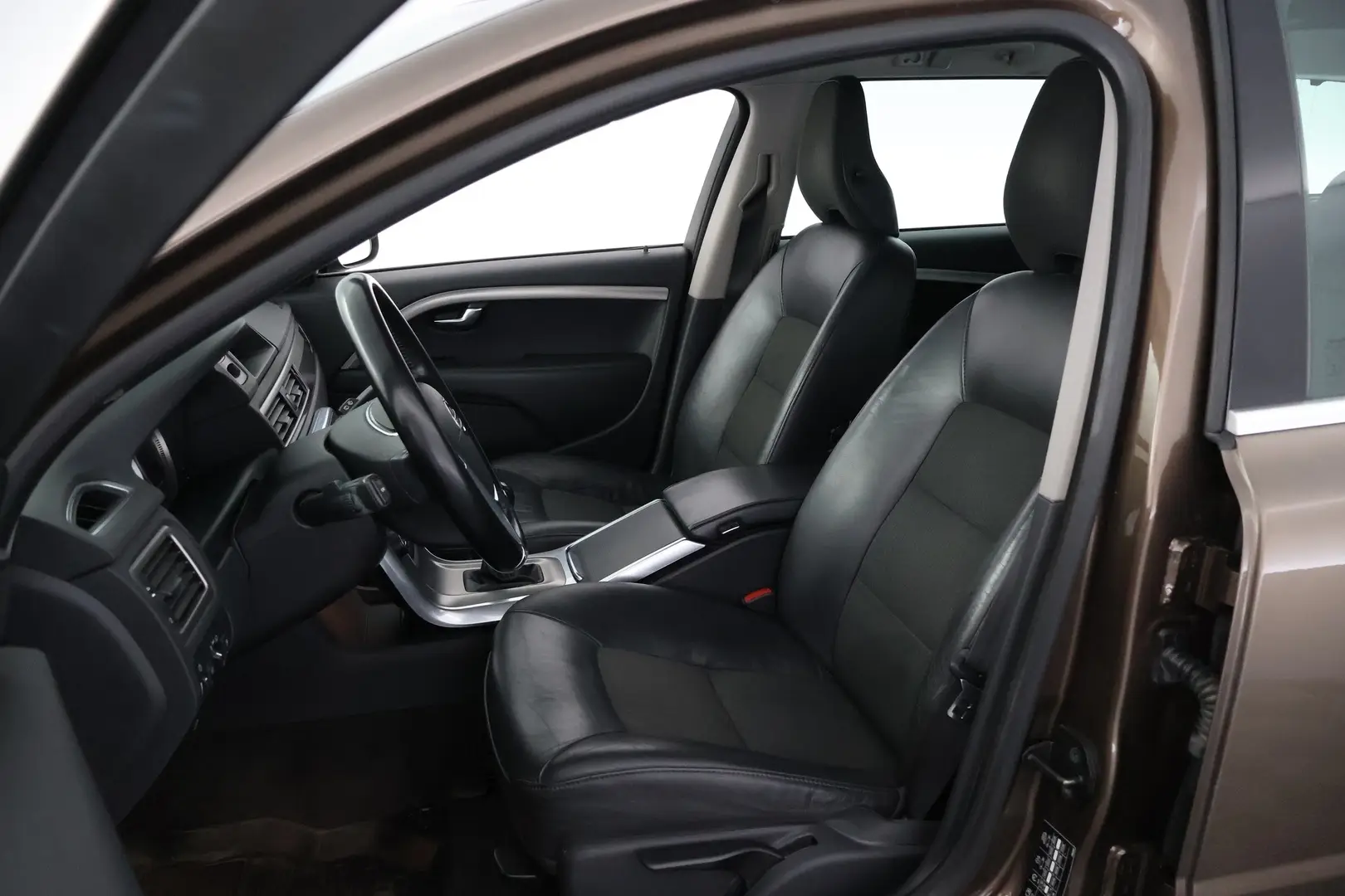 Car Image - 3PwO9ughuMdR1iicjuxD4q