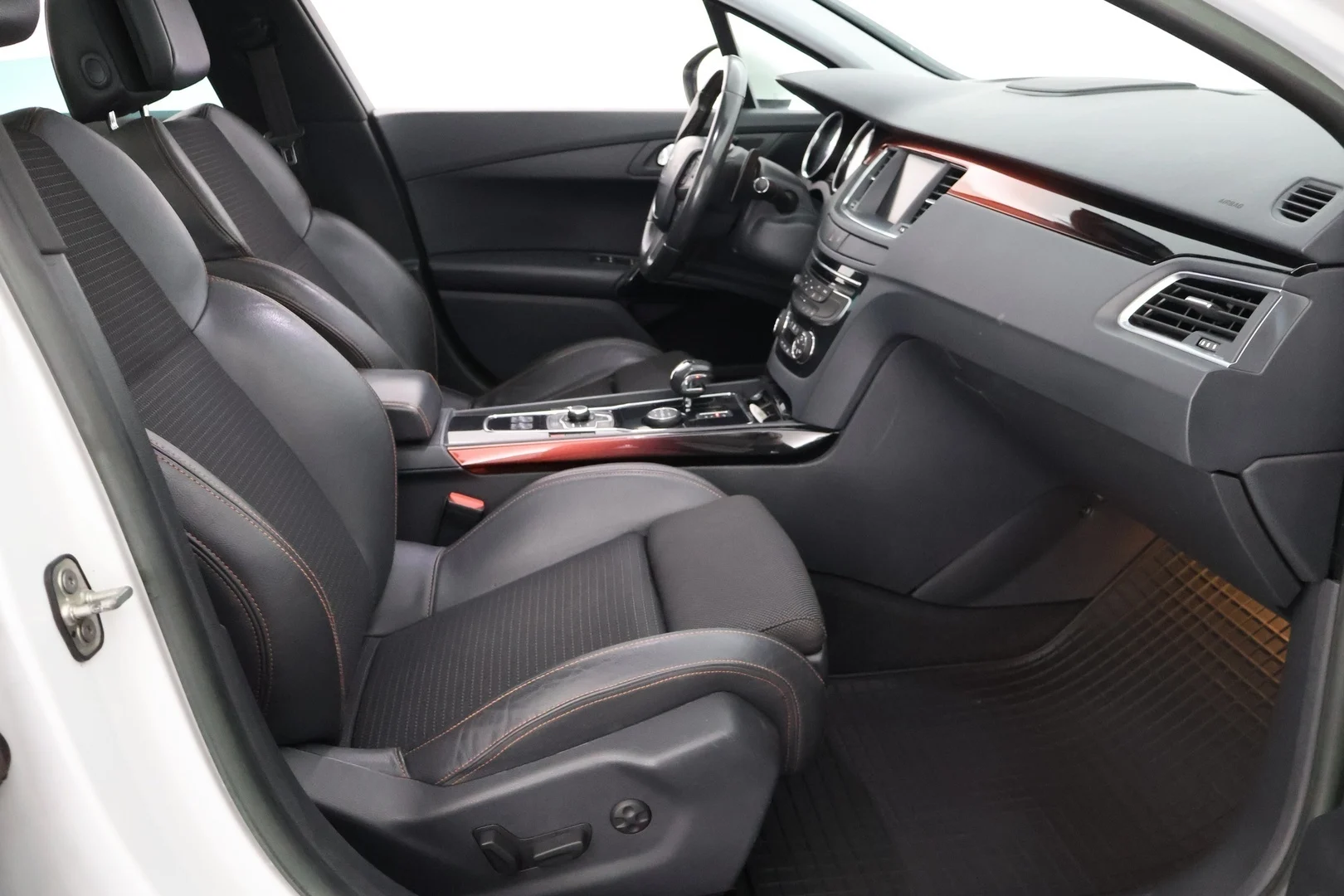 Car Image - 6wFLSK8PsRvrGyzjXXopZo