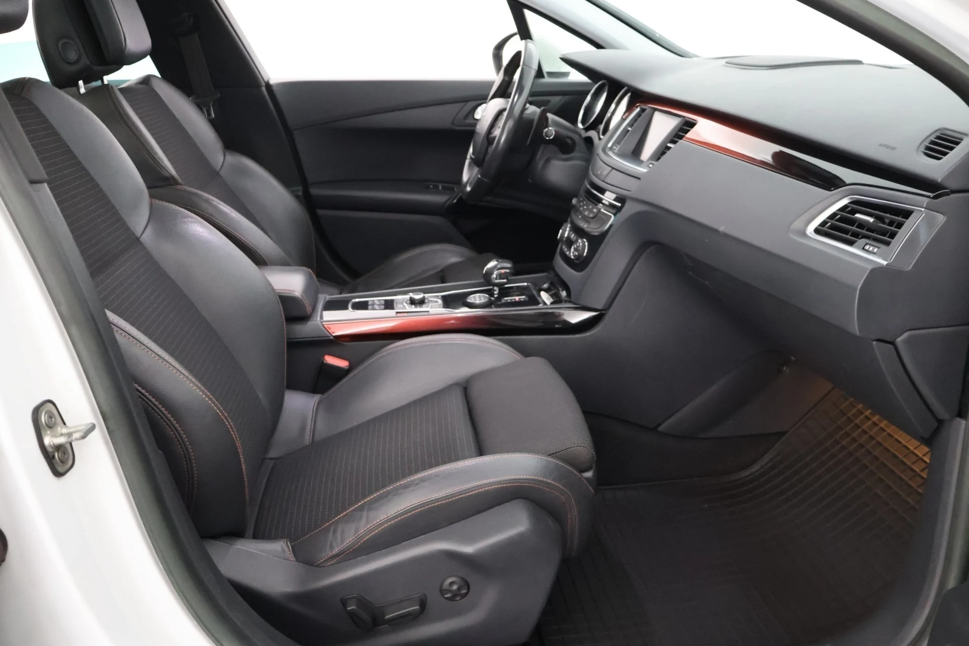 Car Image - 6wFLSK8PsRvrGyzjXXopZo