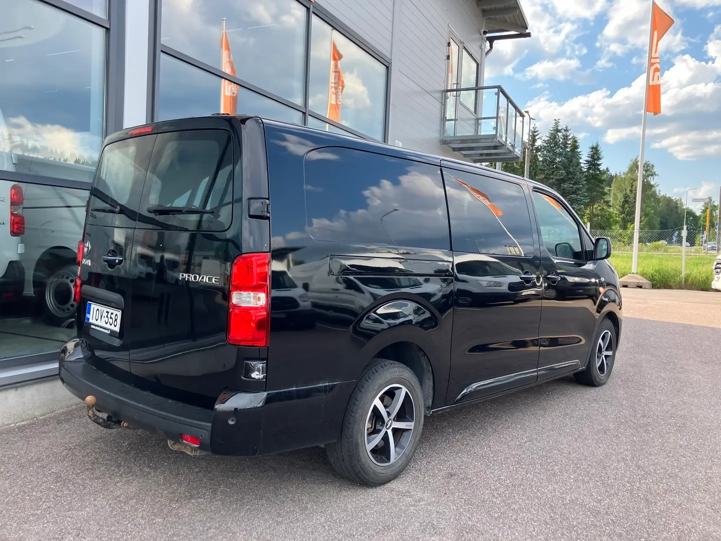 Car Image - 5q4VgY5CGR7wZQK4Uixphb
