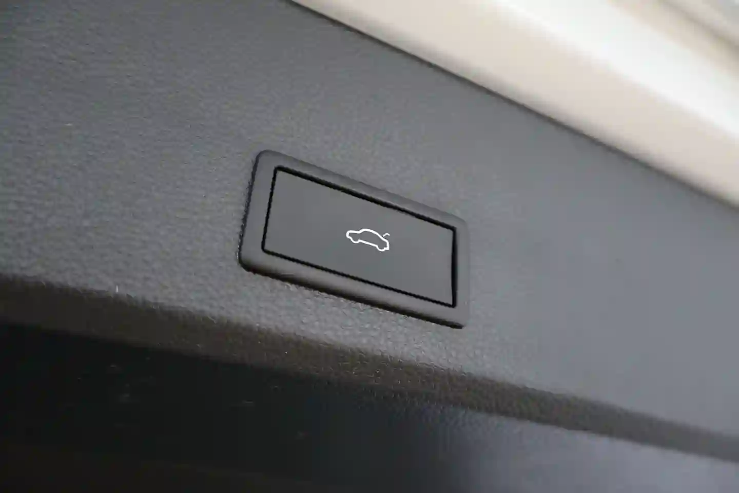 Car Image - 2IDL9CaAIrZQ7dg9oBM20G