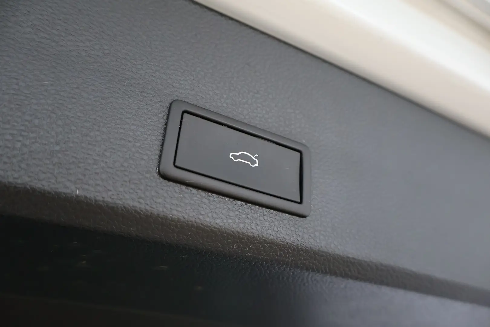 Car Image - 2IDL9CaAIrZQ7dg9oBM20G